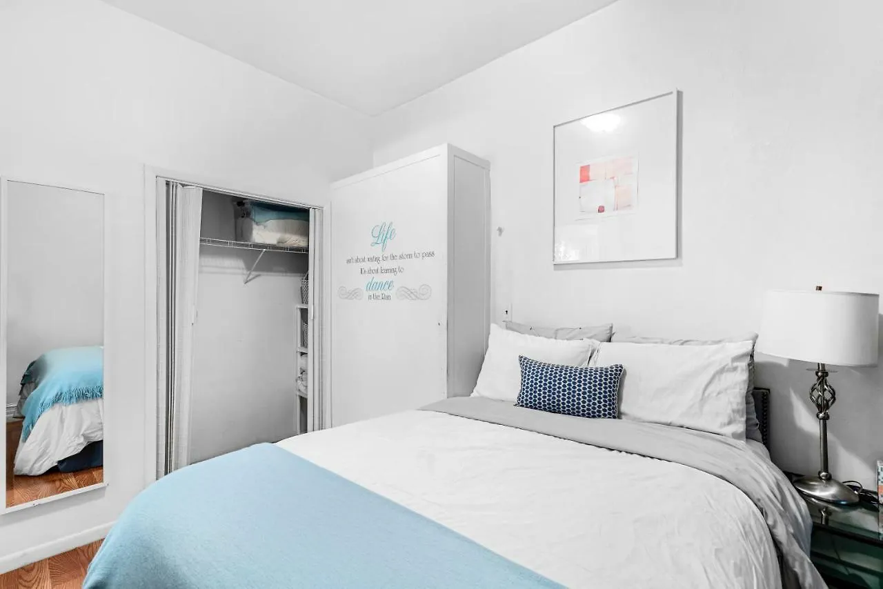 Cloverleaf Apartment - Perfectly Located Near Restaurants, Shops, & Sites New York
