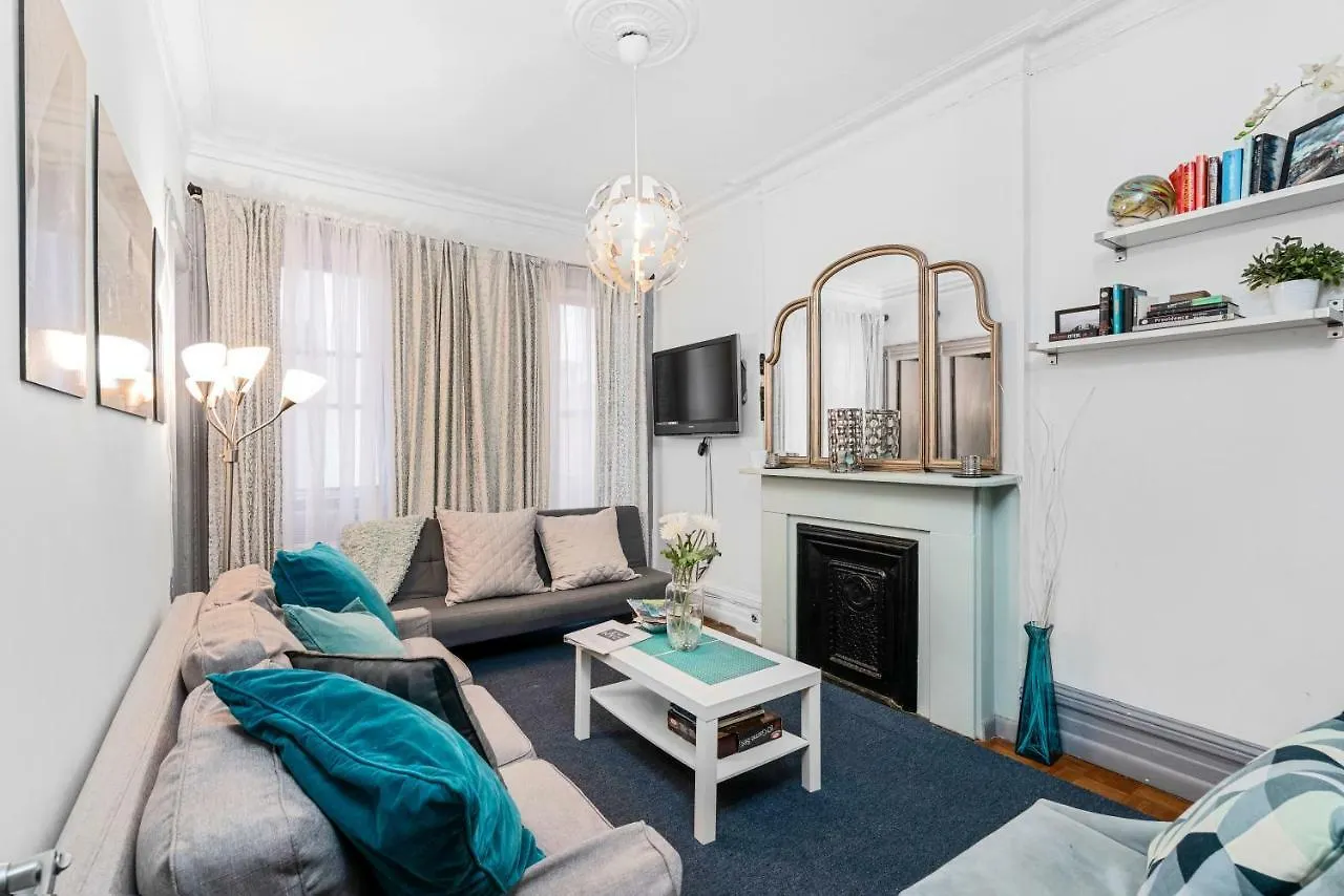 Cloverleaf Apartment - Perfectly Located Near Restaurants, Shops, & Sites location